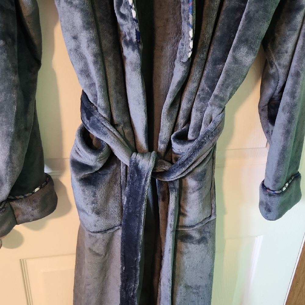 Bundle Of 2 Tommy Bahama Charcoal Plush Robes. NWOT - Picture 6 of 9